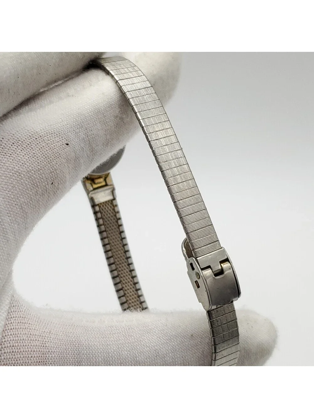 Vintage Timex Mechanical Gold Tone Adjustable Band Womens Watch 17mm Running